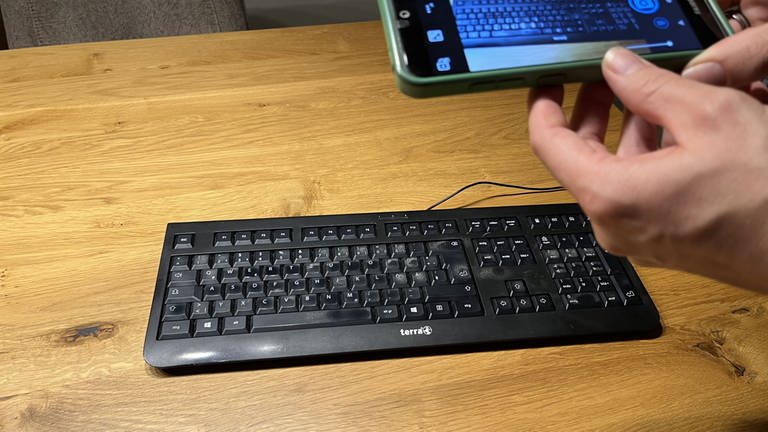 Vor dem Reinigen ein Foto der Tastatur machen, damit hinterher wieder alle Tasten ihren richtigen Platz finden.