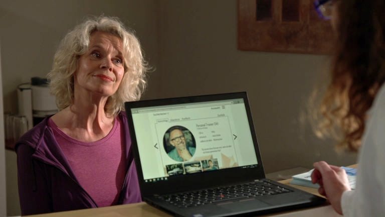 Kati präsentiert Monique ihre "Ausbeute" vom Datingportal auf ihrem Laptop
