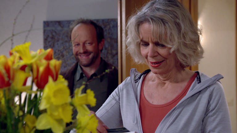 Kati und Bernd mit einem großen Blumenstrauß in der Praxis