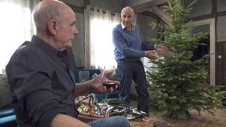 Franz präsentiert Heinz den Weihnachtsbaum
