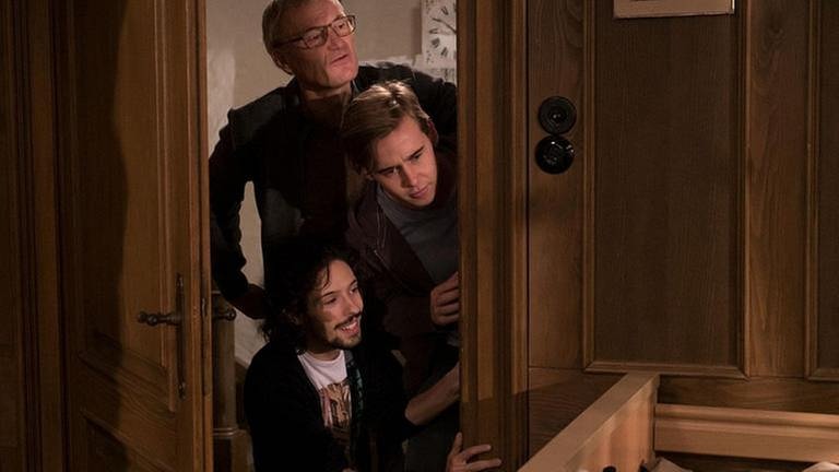Karl, Sebastian und Albert spickeln ins Wohnzimmer