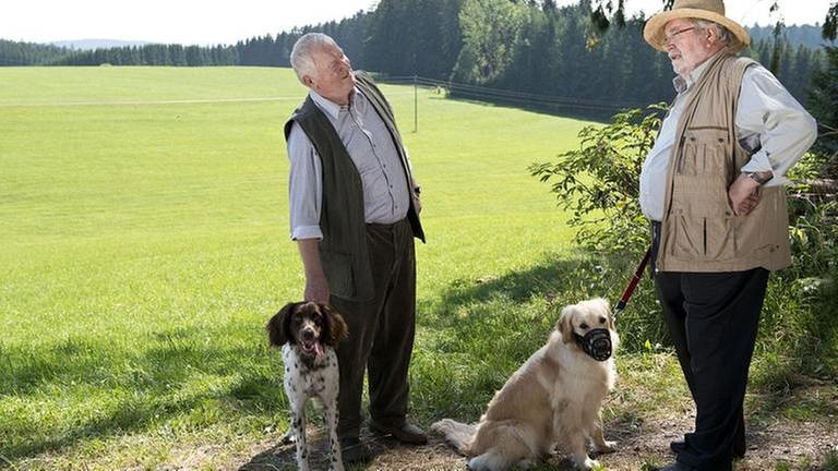 Zimmermann Senior und Hermann mit ihren beiden Hunden am Waldrand