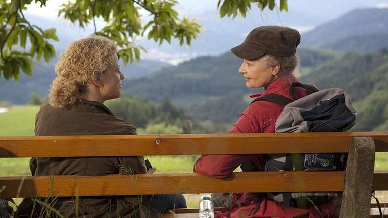 Johanna und Bea sitzen auf einer Bank irgendwo im Schwarzwald