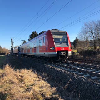 Die S 6 auf der Württembergischen Schwarzwaldbahn bei Rutesheim.
