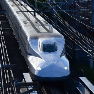 Die Trassen für die Shinkansen Hochgeschwindigkeitsstrecken ziehen sich durch die Häuserschluchten der Millionen Metropole HakataFukuoka.