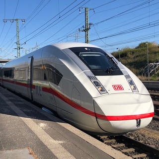 ICE 4 XXL während der Übergabefahrt bei einem kurzen Halt in Limburg-Süd. Noch gehört der Zug Siemens. Nach erfolgreicher Testfahrt nach Berlin geht der 13telige Zug ins Eigentum der DB AG über.