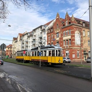 Straßenbahn des Straßenbahnmuseums Karlsruhe in der Gerwigstraße. 