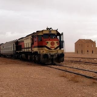 Der Wüstenexpress an einer verlassenen Bahnstation in der Sahara