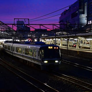 Die blaue Stunde - fast die schönste Zeit für Fotografen - da wirkt sogar der Bahnhof einer Millionenmetropole romantisch.