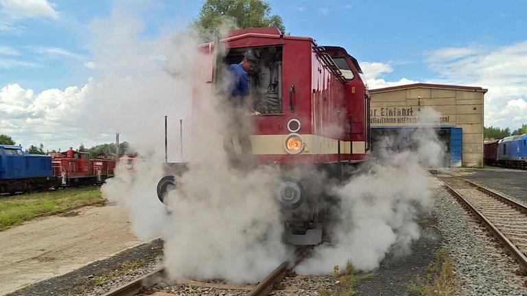 Dampf aus einer Diesellok? In den 70er und 80er Jahren war es bei den Eisenbahnen noch normal, dass Personenwagen mit Dampf geheizt wurden. 