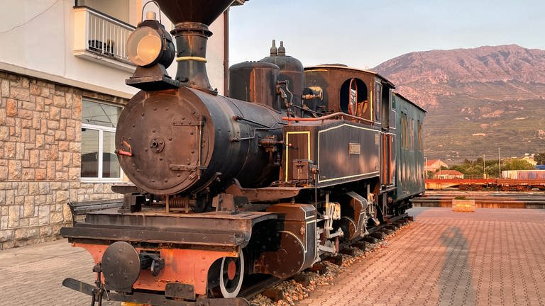 Eine 1910 bei Borsig in Berlin gebaute Dampflok der Spurweite 750 mm, eingesetzt auf der Antivari-Bahn, der ersten Eisenbahnstrecke Montenegros