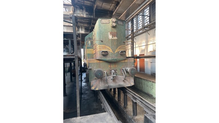Vierachsige dieselelektrische Rangierlok der Baureihe 644 in der Werkstatt in Podgorica