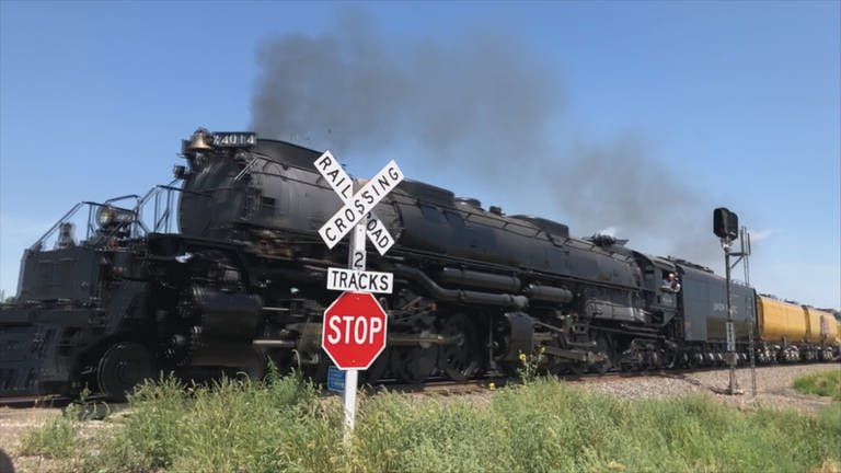 Die aus Anlaß des 150 jährigen Jubiläums der Transkontinental Railway restaurierte Big Boy Lokomotive unterwegs durch Nebraska, USA.