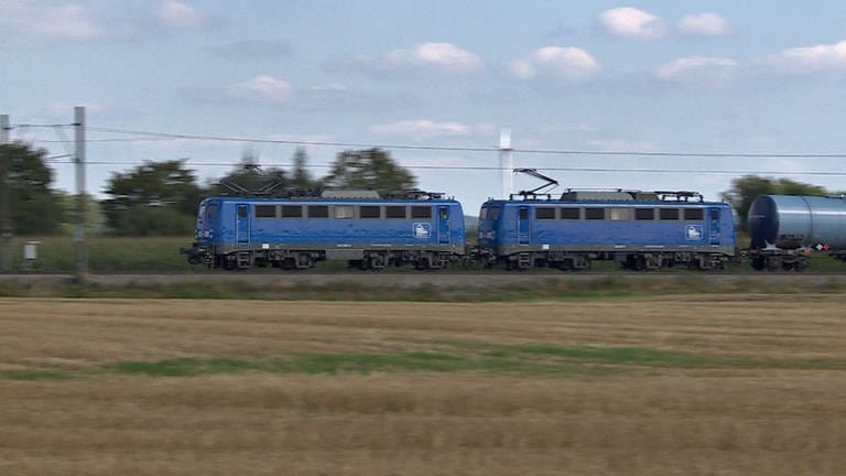 Zwei modernisierte E-Loks der Baureihe 140 streben mit ihrem Kesselzug nach Norden. Diese „Oldtimer“ versehen zuverlässig ihren Dienst. Und sie sind bei den jungen Lokführern sehr beliebt.