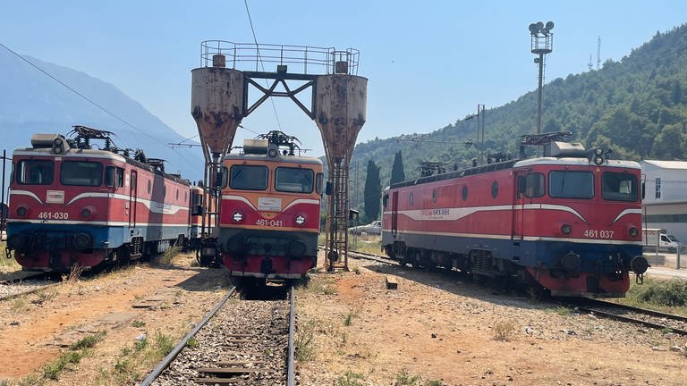 Sechsachsige Elektrolokomotiven der Baureihe 461 der Eisenbahn Montenegros vor der Werkstatt in Bar