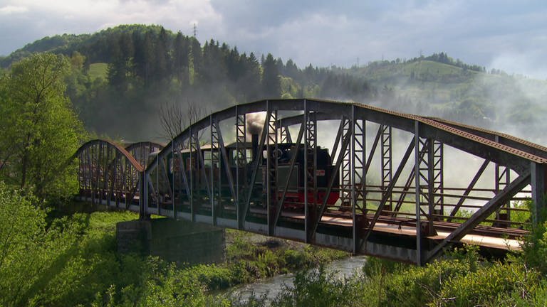 Die Bahn hält auf einer Brücke nahe Rosia Montana