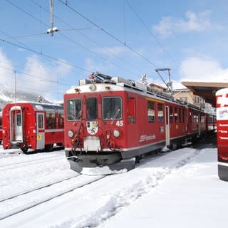 Der Bernina Express bei der Ausfahrt aus St. Moritz