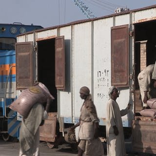 Ein seltenes Bild, Beladen eines Güterzugs im Hafen von Port Sudan.