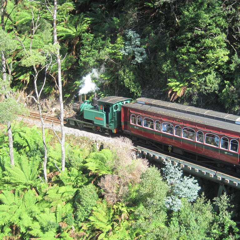 In der Schlucht des King River: die tasmanische West Coast Wilderness Railway