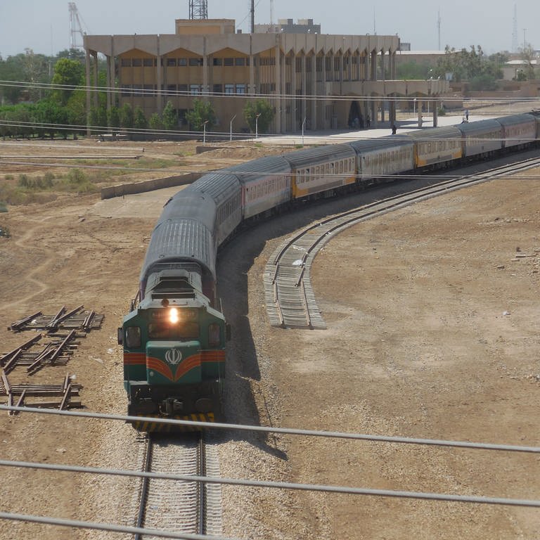 Unser Zug verlässt Khoramshahr Richtung Norden. Unweit des Persischen Golfes machen wir uns auf der Transiranischen Eisenbahn auf den rund 1.400 Kilometer langen Weg ans Kaspischen Meer.