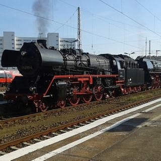 Im besten Fotografierlicht präsentieren sich die Zuglok 01 533 & Vorspannlok 03 2155. In wenigen Minuten ist die Abfahrt Richtung Hamburg