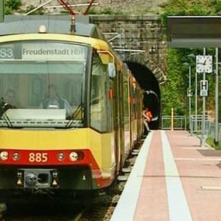 Auf der Murgtalbahn, auf der frisch renovierten Strecke, ist im Sommer 2002 der Regionalverkehr wiederauferstanden.