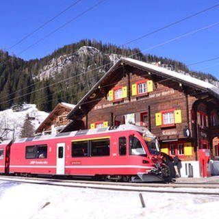 Zug der Chur-Arosa-Bahn in Litzirüti