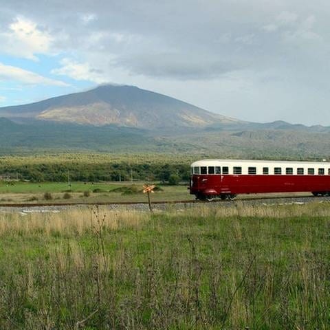 Gespannt wartet man dann während der Fahrt auf den Moment, an dem man ihn das erste Mal sieht: Den mächtigen Vulkan, der der Bahn ihren Namen gab: Circumetnea, rund um den Ätna.