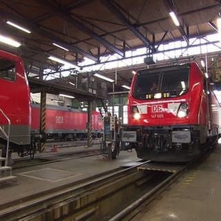 Die 20 neuen Maschinen werden in der Halle in Stuttgart vor ihrem Einsatz noch einmal überprüft.