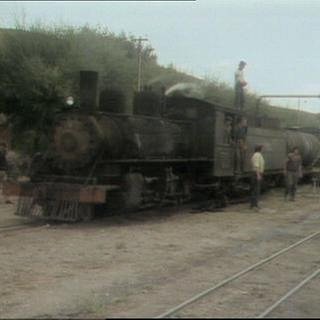 Männer vor Lokomotive