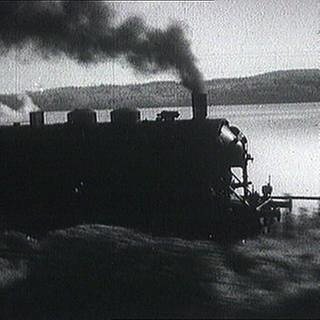 Schwarz-Weißaufnahme einer alten Lokomotive