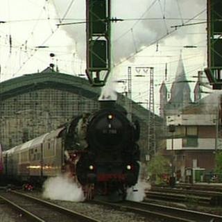 Lokomotive fährt aus dem Mainzer Hauptbahnhof