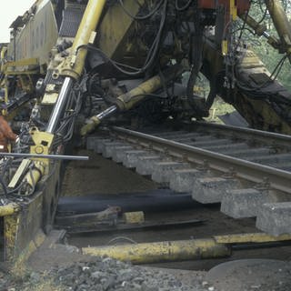 Gleiserneuerung mit Arbeitszug PM 200-2R bei Lauf, r.d. Pegnitz. Austausch des alten Bodens und alten Schotters (Wegfräsen)