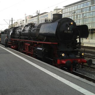 Stuttgart: Um 07:00 Uhr steht unser Dampfzug am Bahnsteig bereit. Heute geht es über die Geislinger Steige nach Ulm,Friedrichshafen, Lindau nach Augsburg.