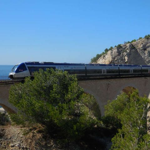 Eine der schönsten Panoramastrecken Südfrankreichs mit über 23 Tunneln und 18 Brücken.