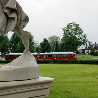 Der Schlosspark hat eine eigene Haltestelle, auch wenn es nicht mehr weit bis zum Hafen von Neustrelitz ist.