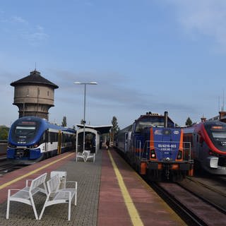 Drei Eisenbahnen auf der Strecke der Ostbahn auf dem Bahnhof von Küstrin