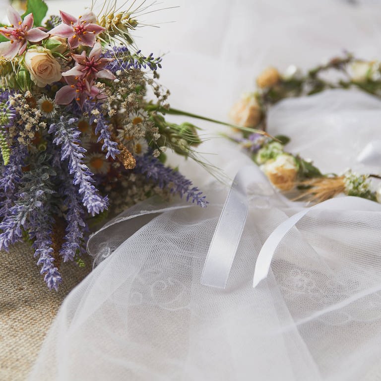 Blumendeko und Blumenschmuck für die Hochzeit