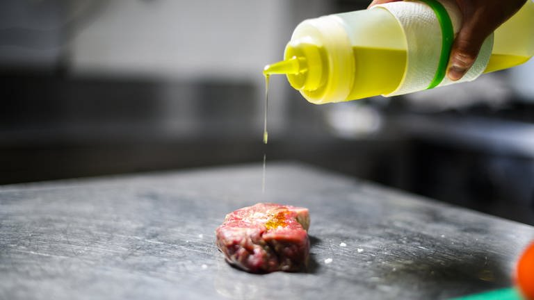 Öl tropft auf Steak - was ist das richtige Öl zum Backen, Kochen, Braten