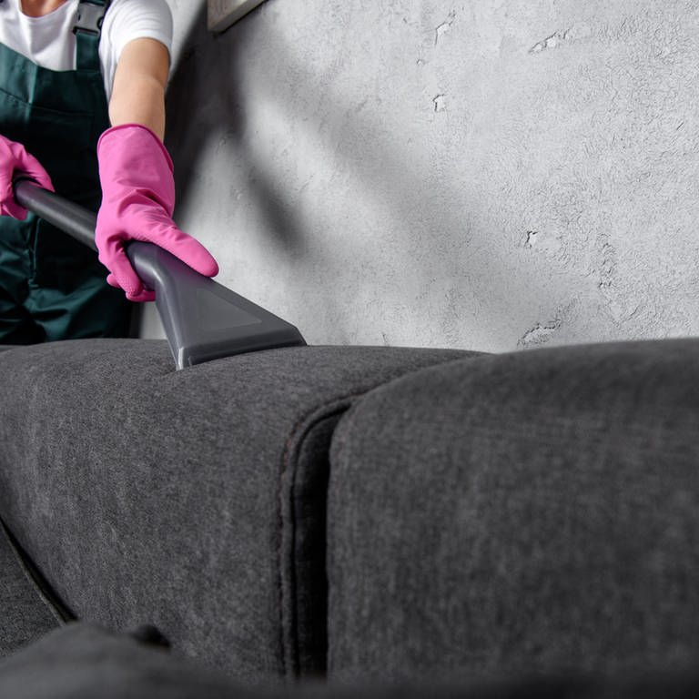 Flecken aus Sofa entfernen - Tipps für die Reinigung