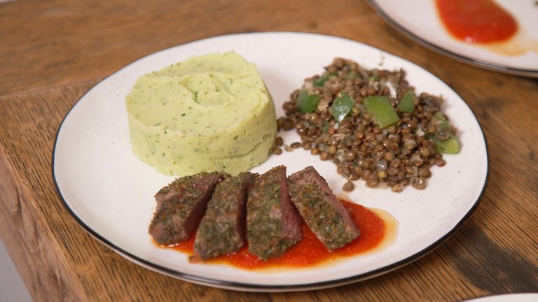 Saskia Plewes Hauptspeise: Lammrückenfilet mit Rucola-Kartoffelbrei und grünem Linsensalatan Tomatenjus