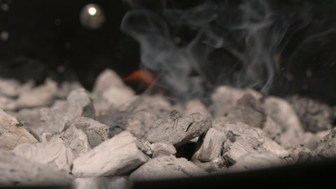Grillkohle raucht auf einem Kohlegrill