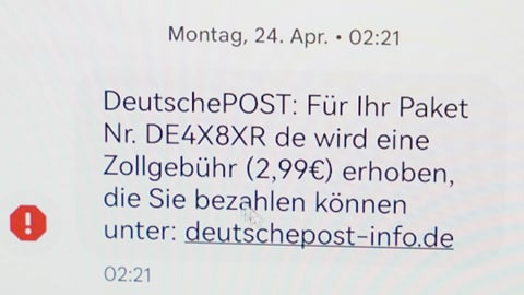 Eine Display-Nachricht mit dem Text: DeutschePOST: Für Ihr Paket Nr. DE4X8XR de wird eine Zollgebühr (2,99€) erhoben, die Sie bezahlen können unter: deutschepost-info.de