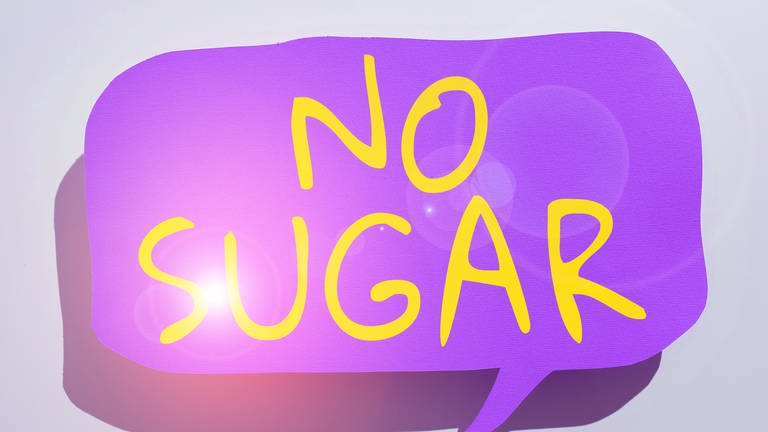 In einer lila Sprechblase steht "No Sugar": Fasten mit einem totalen Zuckerverbot nutzt nur kurzzeitig. Wer aber stufenweise auf Süßigkeiten verzichtet und sich aufs Positive konzentriert, hat bessere Erfolge. So läuft das.