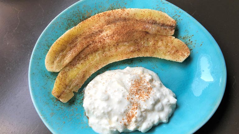 Warme Bananen mit proteinreichem Hüttenkäse als leckere Nascherei